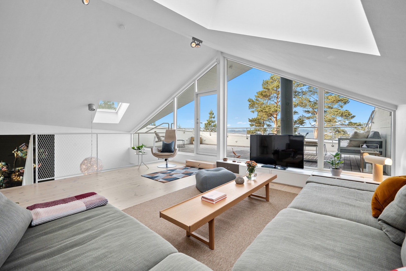 Loftstua måler 19 m² og kan innredes på ulike vis. Ingen innsyn - kun utsyn. Galleribilde