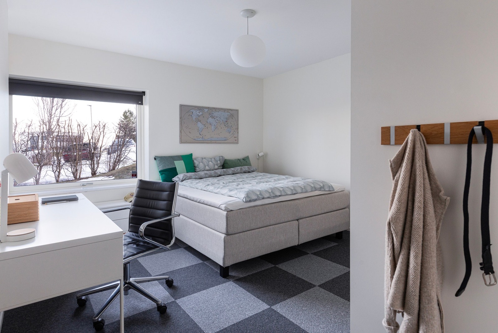 Ellers finnes ytterligere to soverom i samme etasje. Begge er av svært gode størrelser. Dette måler 13,6m². God plass til dobbeltseng, pult og garderobeløsning. Galleribilde