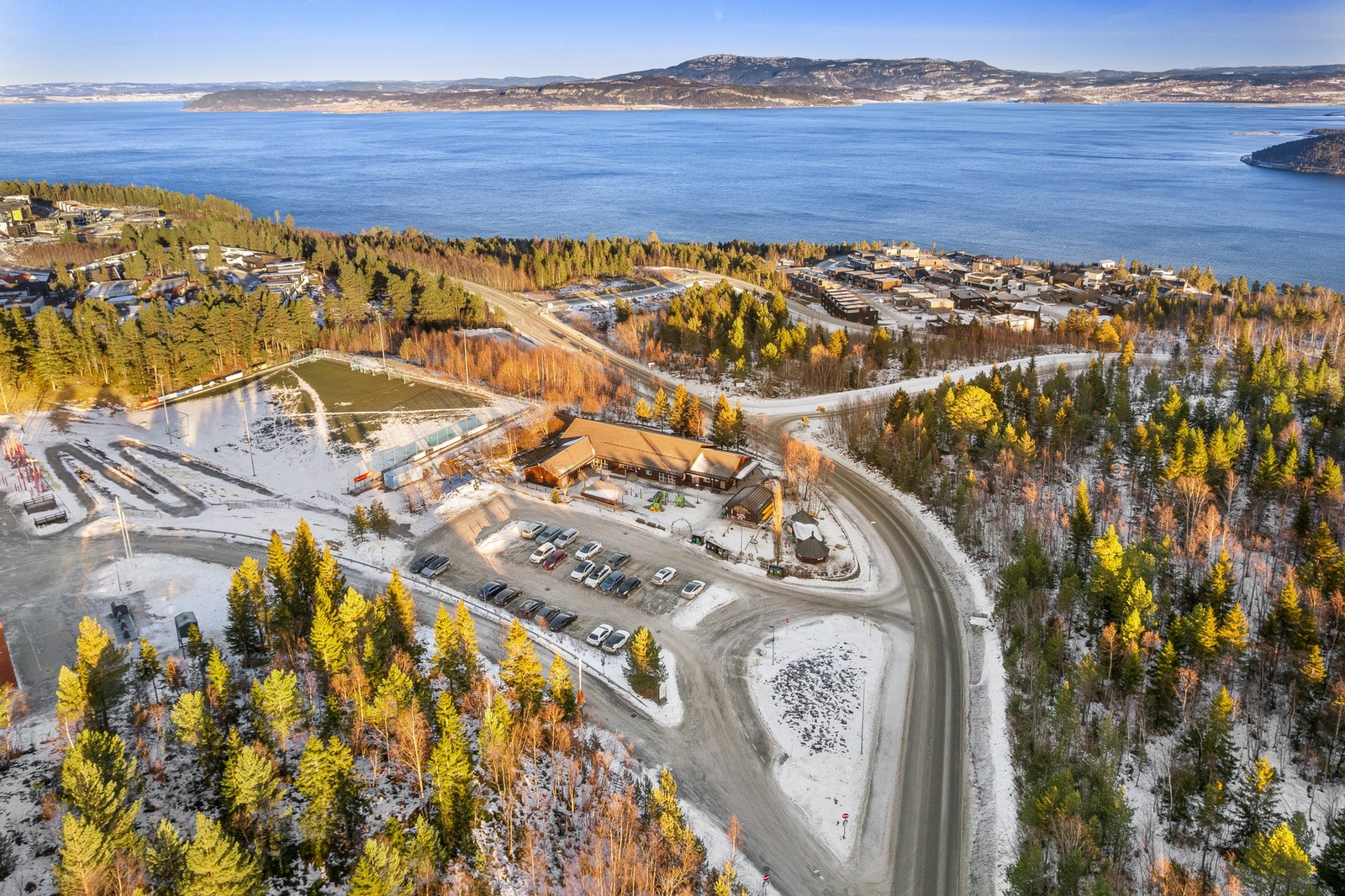 Her ligger også ytterligere en barnehage - Sveberg barnehage. Ellers ligger Malvikmarka, med helårs turterreng og milevis med skiløyper, kun en kort kjøretur unna. Stavsjøen og Midtsandtangen er populære badesteder sommerstid. Galleribilde