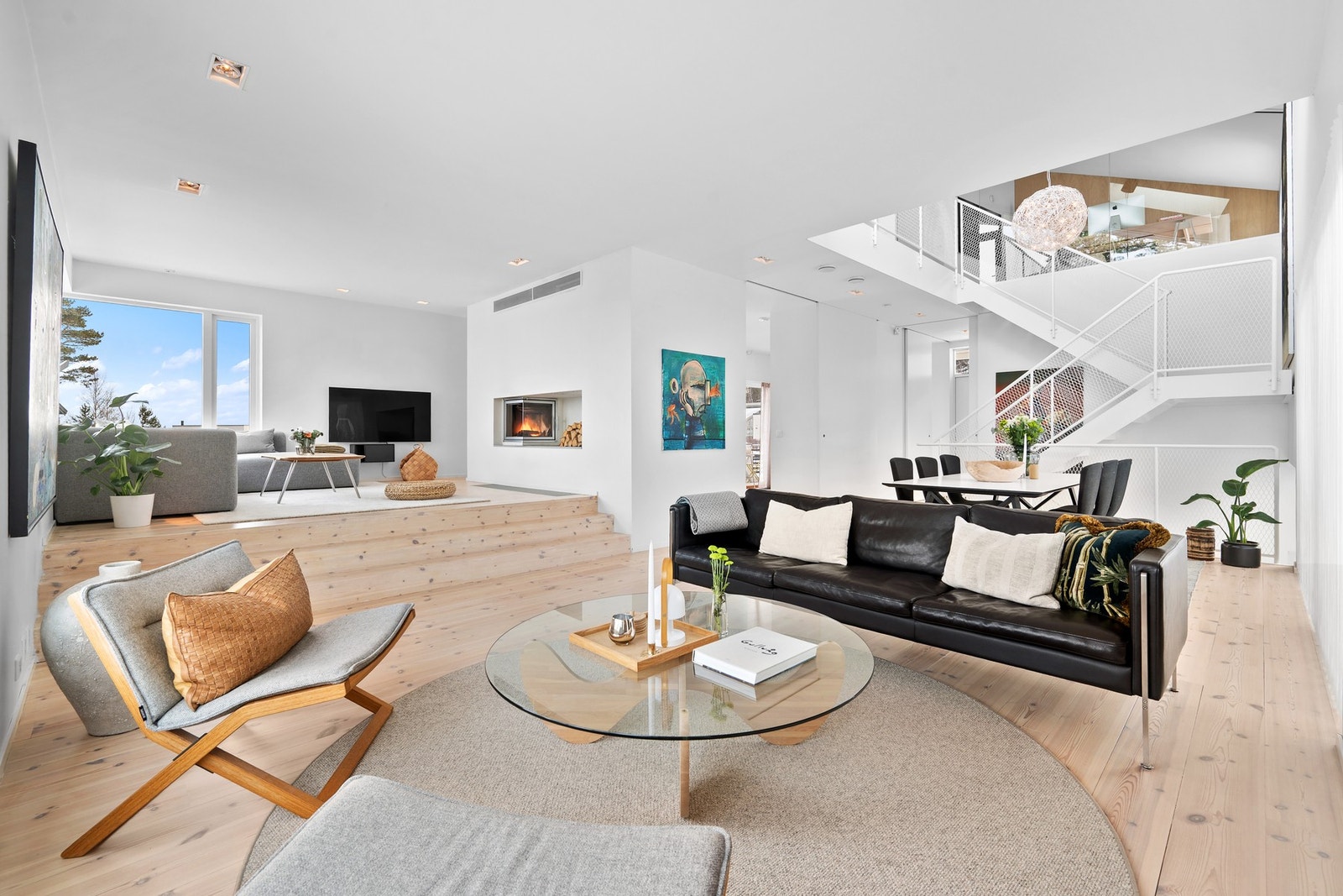 Her kan man virkelig innrede etter eget ønske og behov. Legg merke til den gode takhøyden over spisestua, og at man ser videre opp til kontoret i 2. etasjen. Galleribilde