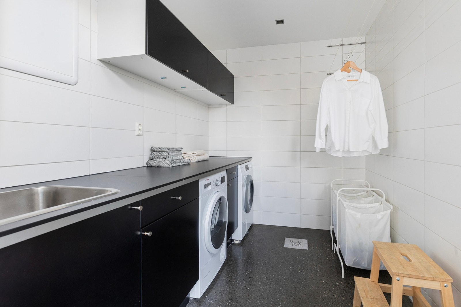 Videre har boligen et eget vaskerom i samme etasje. Godt med oppbevarings- og arbeidsplass, samt plass til tørking av klær i selve vaskerommet. Galleribilde