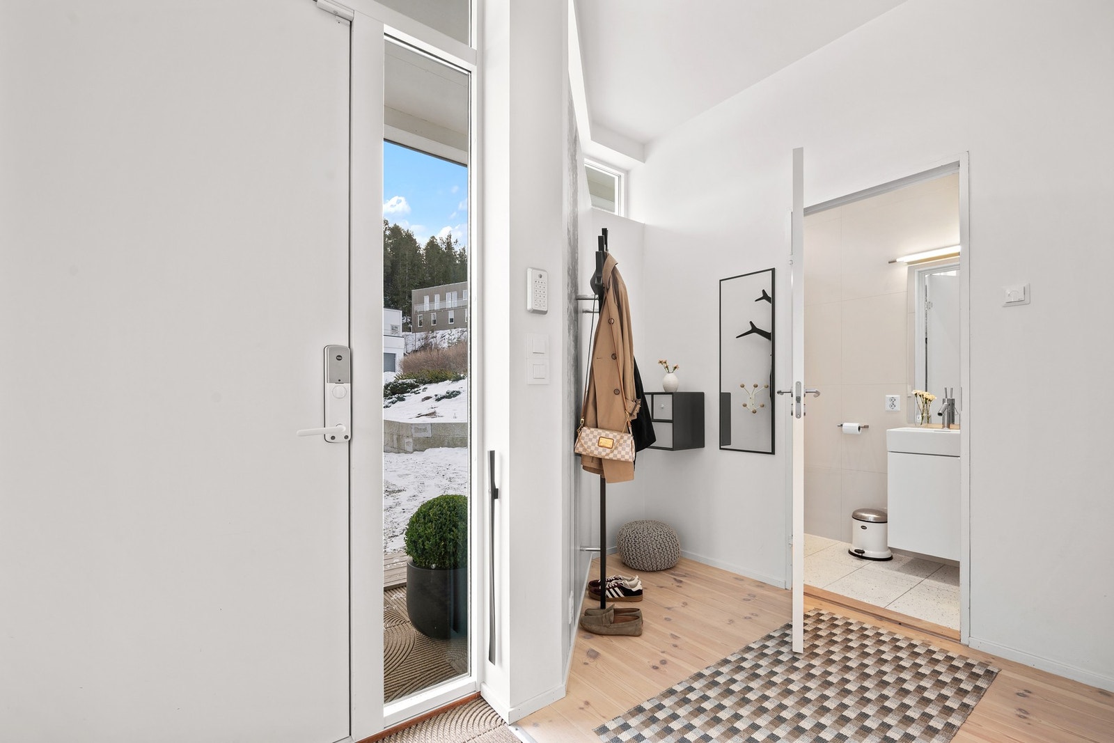 Ved siden av gangen ligger boligens andre bad - praktisk plassert like ved inngangsdøra. I tillegg har man en romslig skyvedørsgarderobe i gangen. Galleribilde