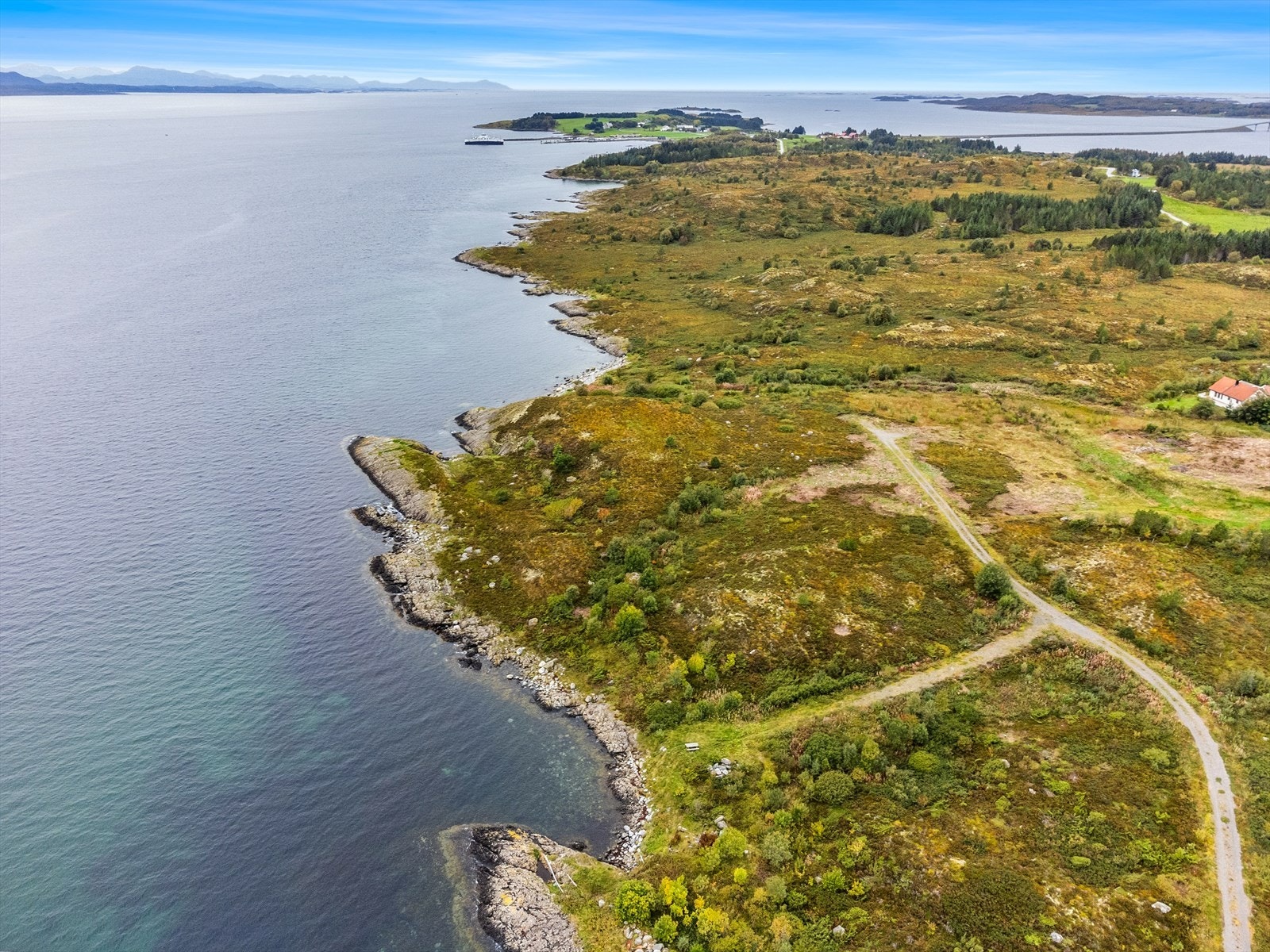 Edøya ligger i et idyllisk og naturskjønt område med enestående utsikt fra alle himmelretninger. Galleribilde