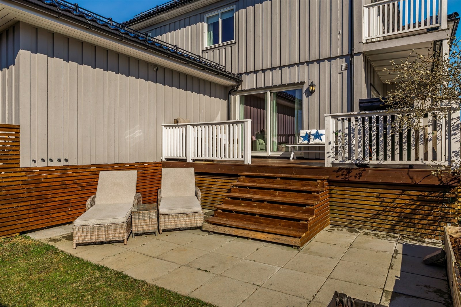 De solrike omgivelsene er en fryd, enten du slapper av på terrassen, nyter en stille stund i hagen, eller samles til hyggelige sammenkomster Galleribilde