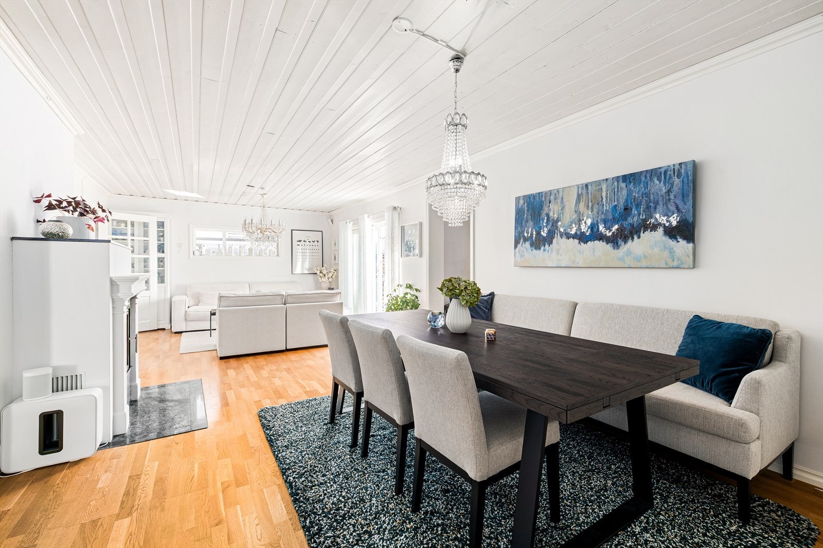 Stuen er stor og fin med en sosial dynamikk med god plass til spisestue med tilhørende møblement. Galleribilde