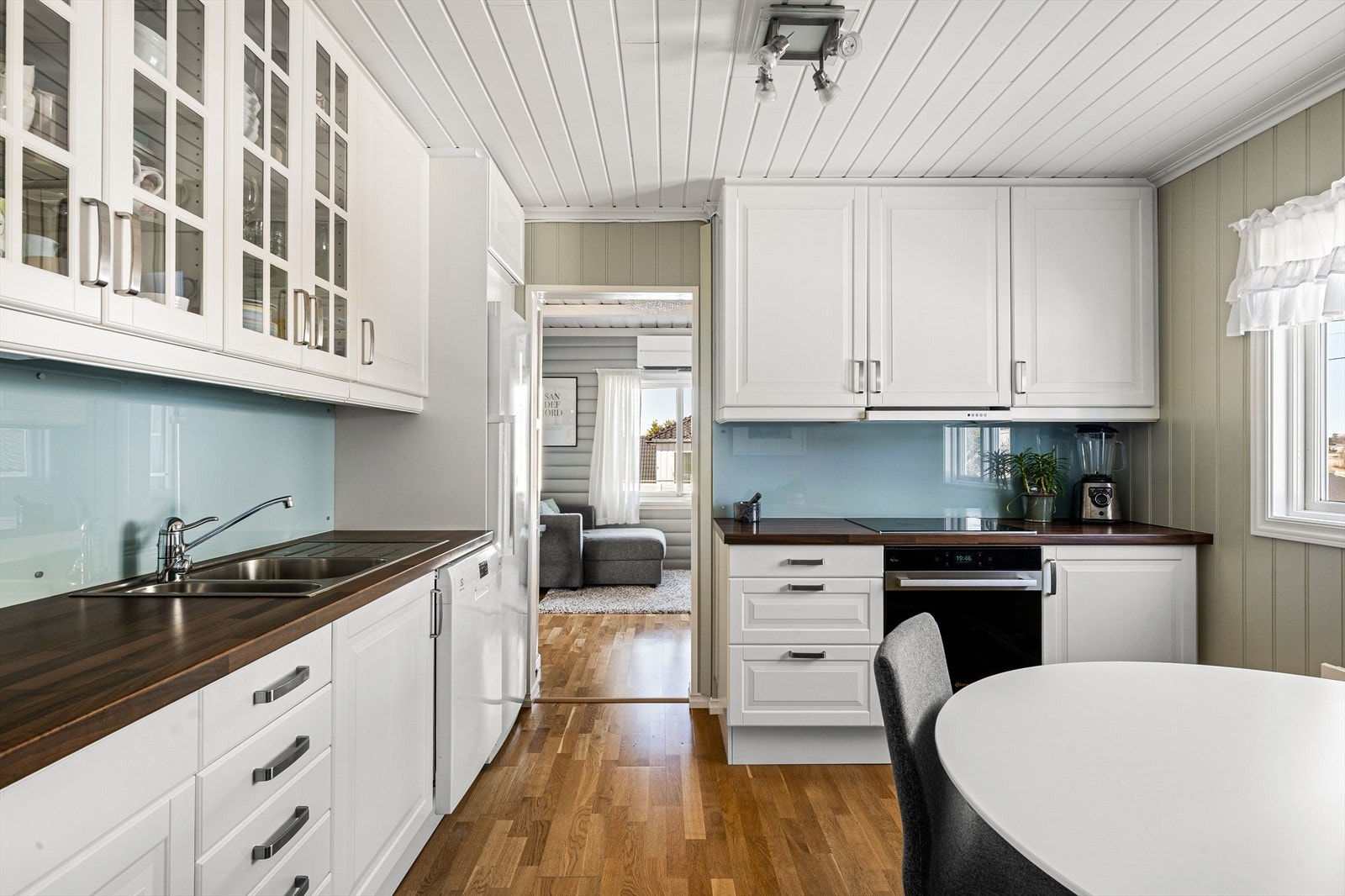 Pent og innholdsrikt kjøkken hvor man også har plass til kjøkkenbord og stoler. Galleribilde