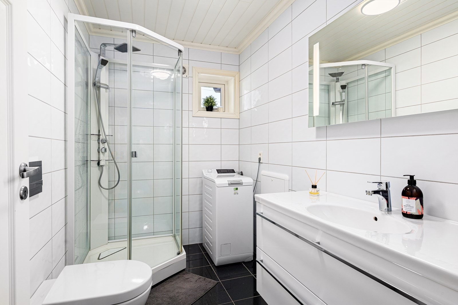 Delikat bad i 1.etg i tilbygget del. Galleribilde