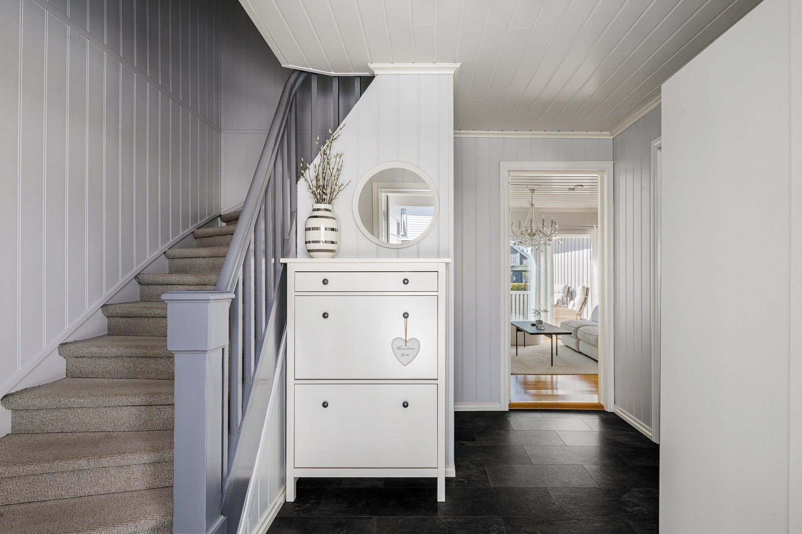 Entre med gang mot stue og kjøkken. Galleribilde