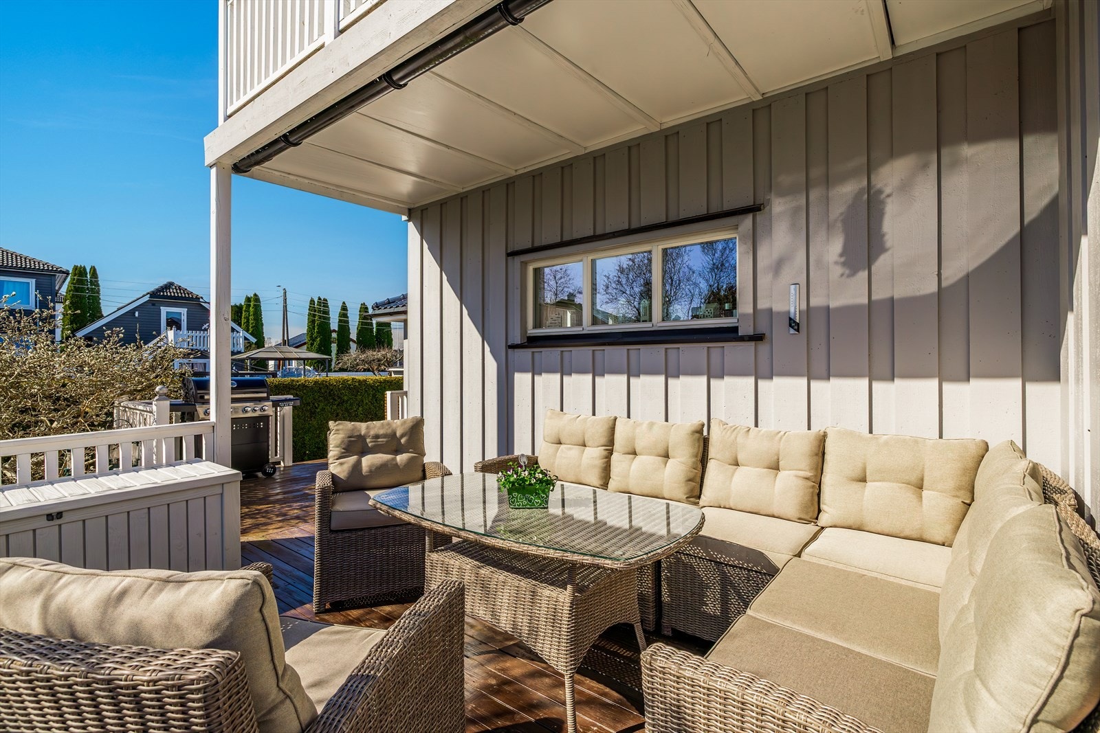 Boligen har flere flotte uteplasser. Her har man også mulighet for å sitte tørt grunnet takoverbygg. Galleribilde