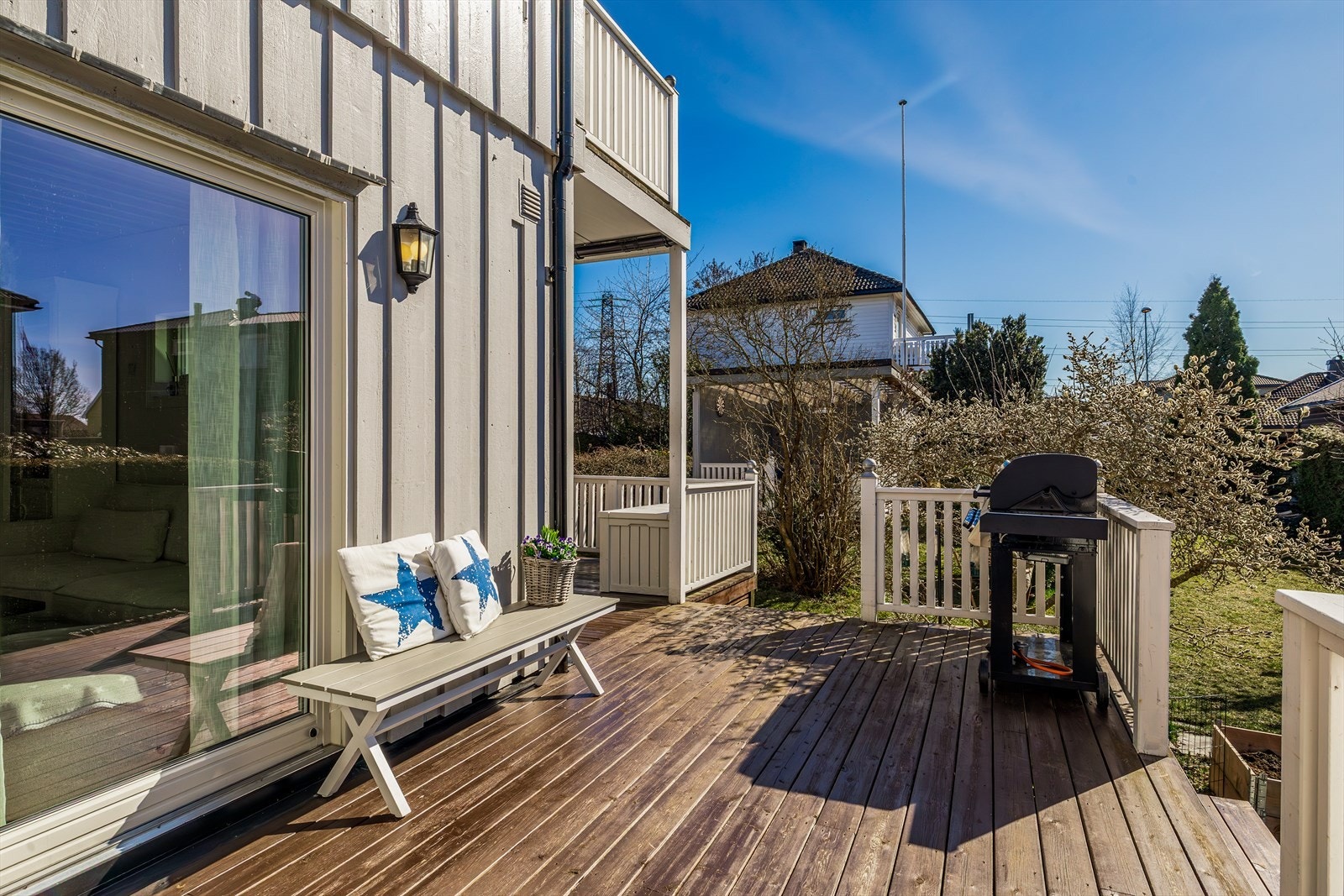 Terrasse som bør oppleves. Usjenert med meget gode solforhold. Galleribilde