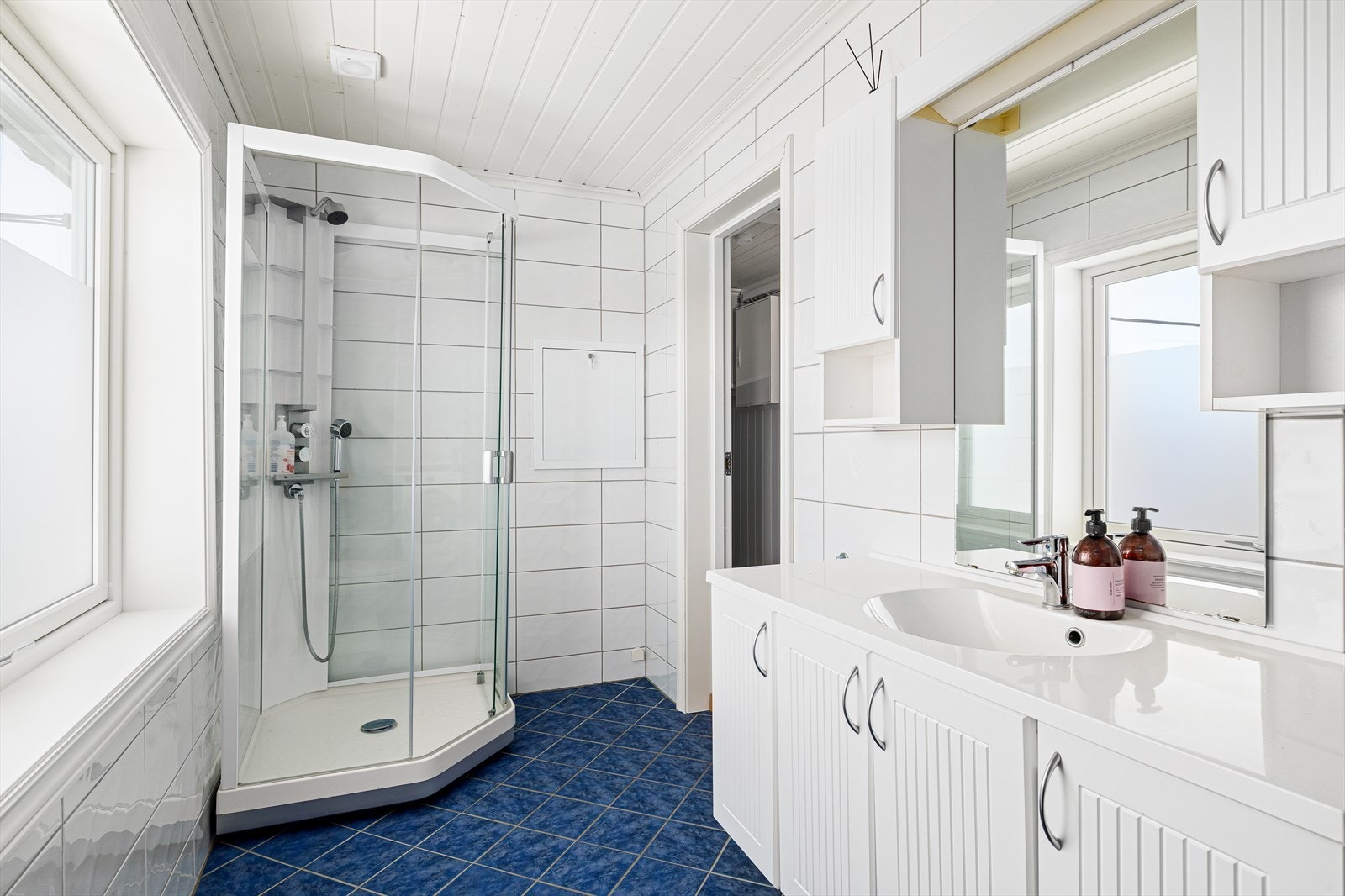 Pant bad/vaskerom i 2.etg. med flis på gulv og vegger samt malt himling. Inneholder dusjkabinett, baderommsinnredning med nedfelt servant, toalett og opplegg til vaskemaskin. Galleribilde