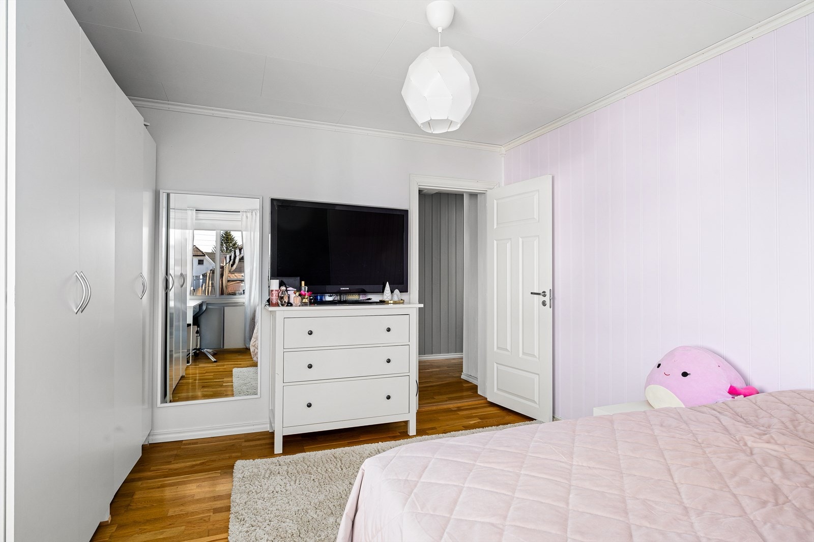 Med 5 soverom byr denne boligen på rikelig med plass til hele familien, hjemmekontor eller gjesterom. Galleribilde