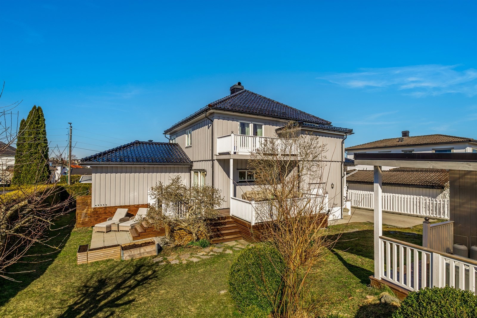 Den lettstelte og barnevennlige hagen gir gode muligheter for lek og rekreasjon. Galleribilde