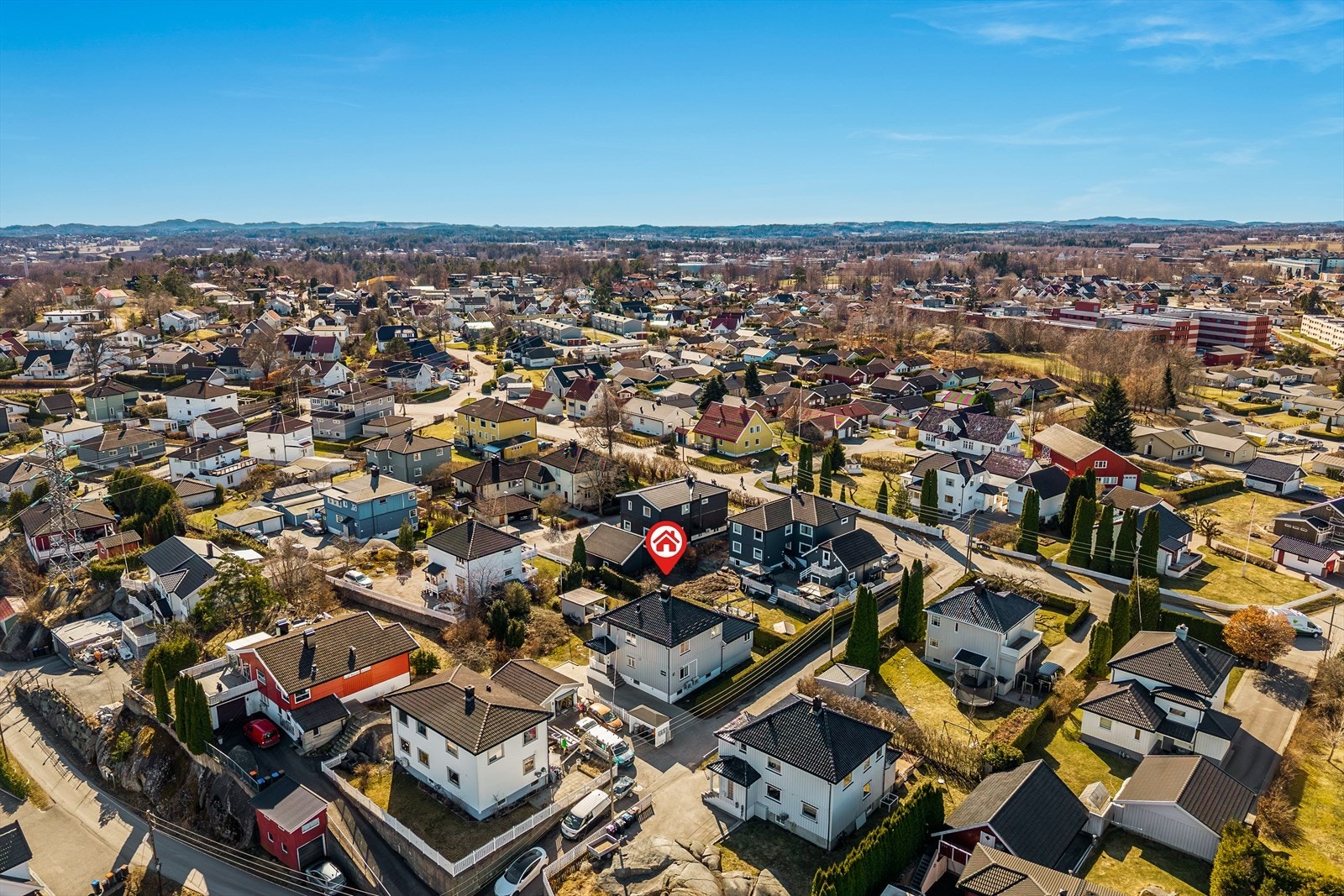 Laskenveien ligger meget sentralt til på Lasken, og for de som pendler til utenbys jobb er det kun 3 minutter med bil til E-18, og få minutters kjøring til Torp internasjonale flyplass. Galleribilde