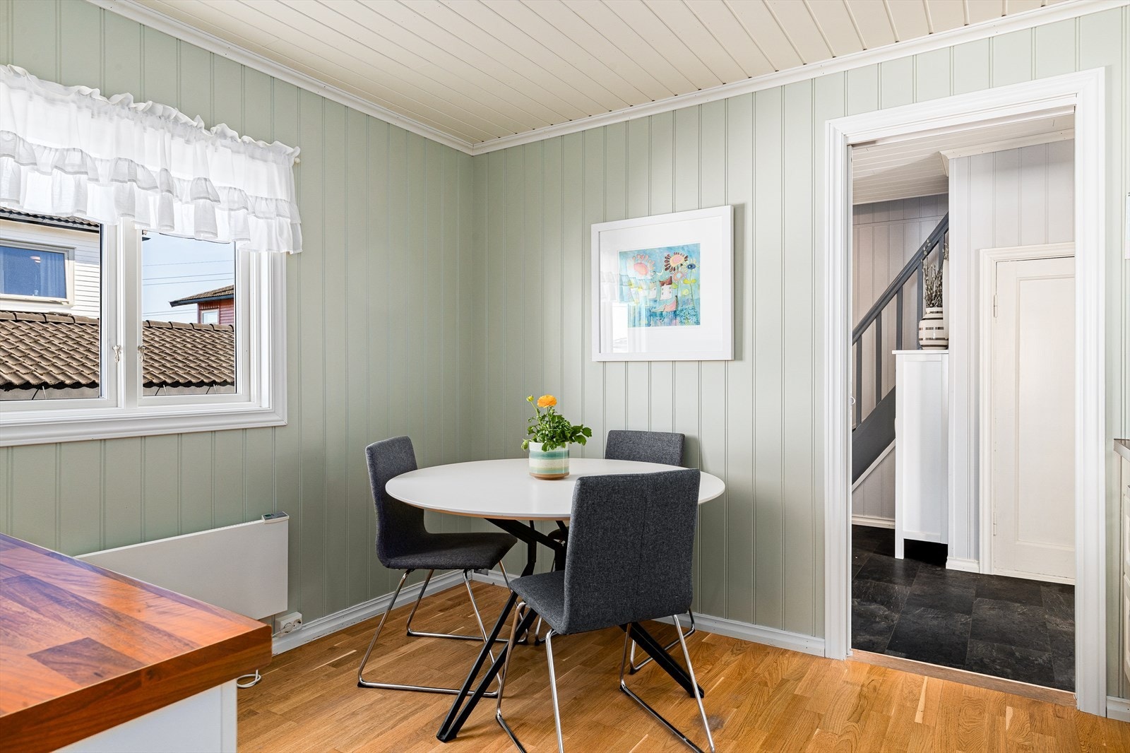 Det er plass til kjøkkenbord og stoler på kjøkkenet. Galleribilde