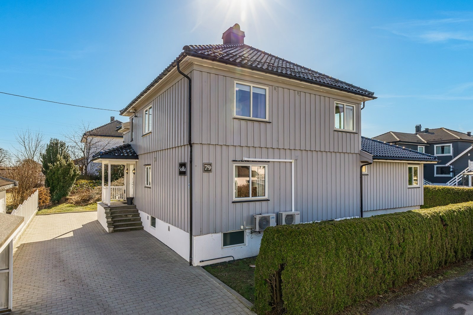 Romslig hellelagt gårdsplass med god plass for flere biler. Galleribilde