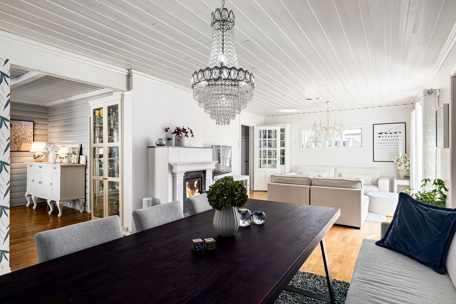 Lys og romslig stue, med store vinduer som slipper inn rikelig med naturlig lys hele dagen. Galleribilde