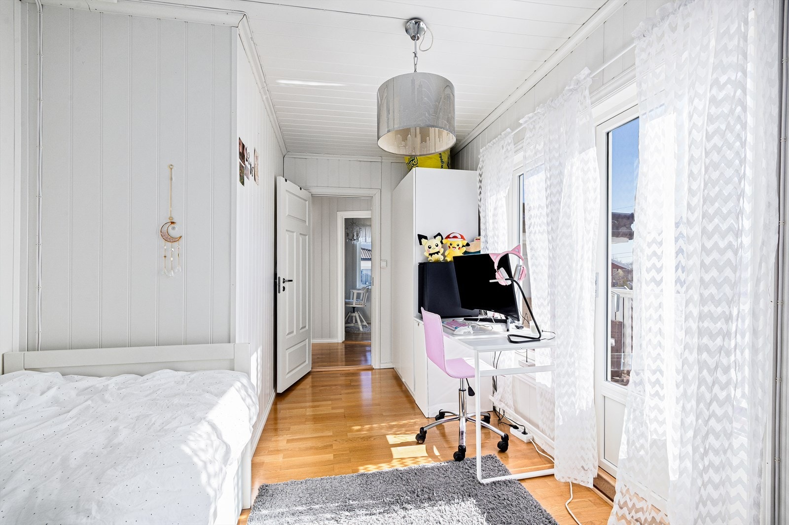 Med 5 soverom byr denne boligen på rikelig med plass til hele familien, hjemmekontor eller gjesterom. Galleribilde