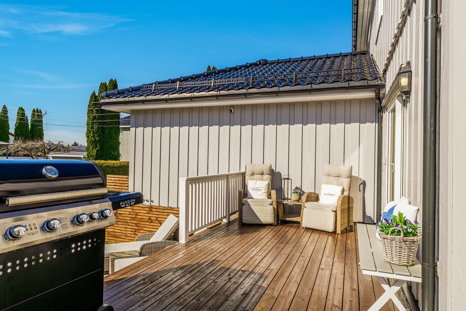 Terrasse som bør oppleves. Usjenert med meget gode solforhold. Galleribilde