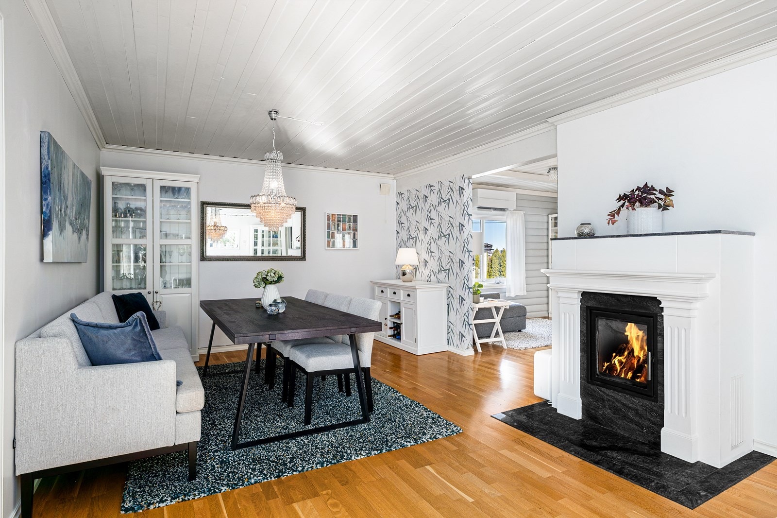 Romslig stue med god plass til spise og sofagruppe. Galleribilde