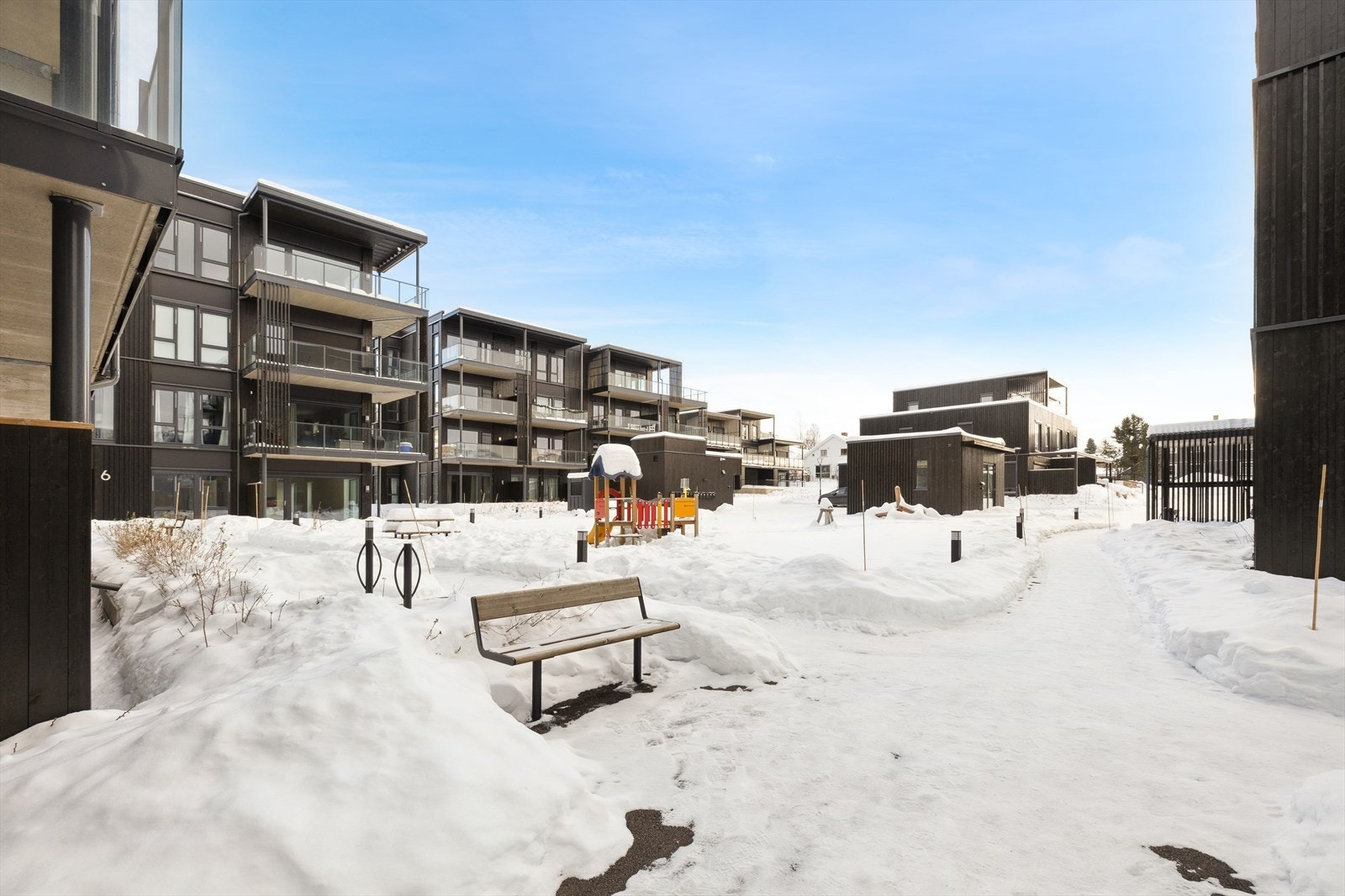 På tunet er det flere benker, sykkelparkering og flott lekeplass. Galleribilde