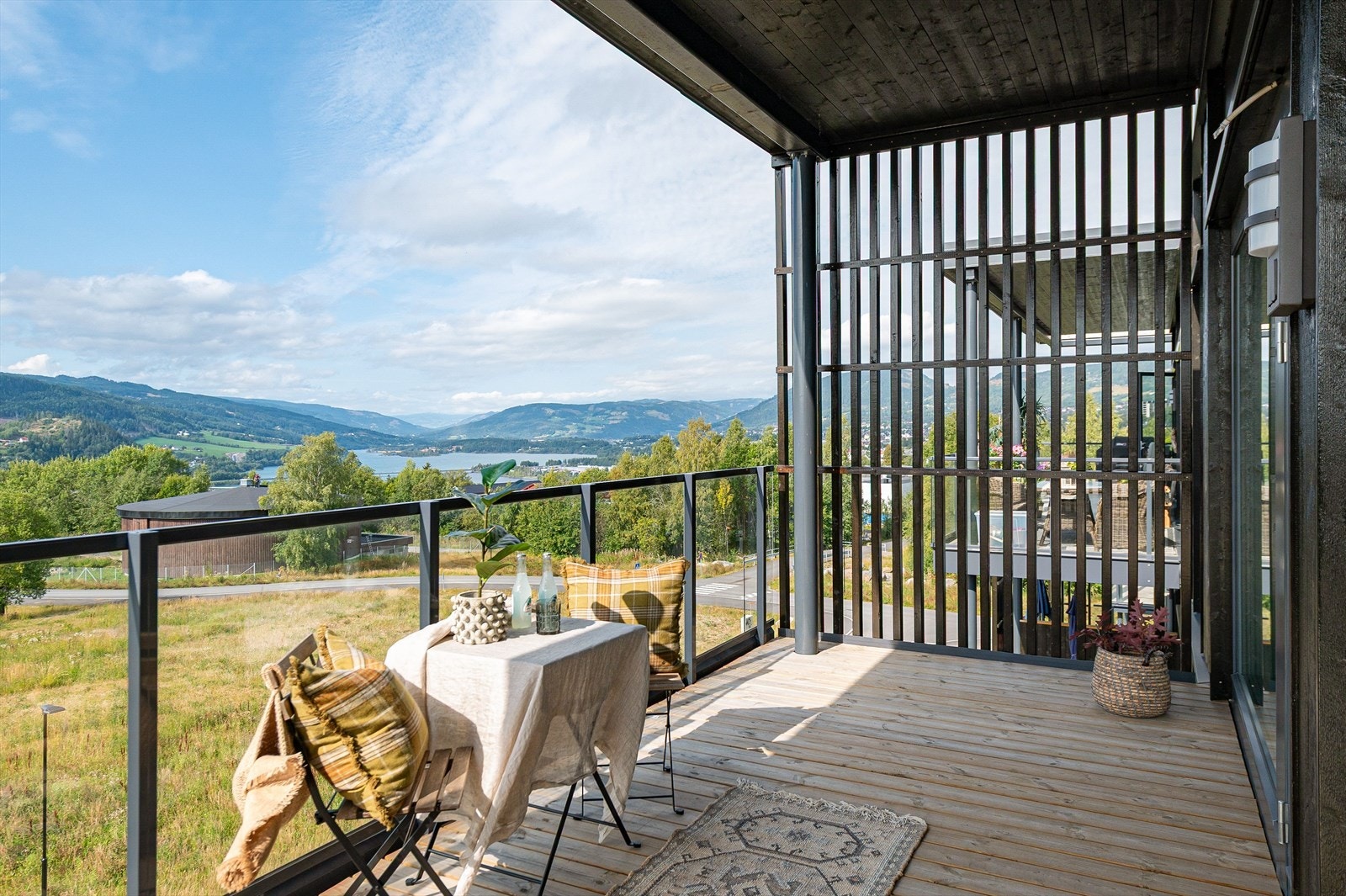 Den vestvende delen av terrassen har takoverbygg. Galleribilde