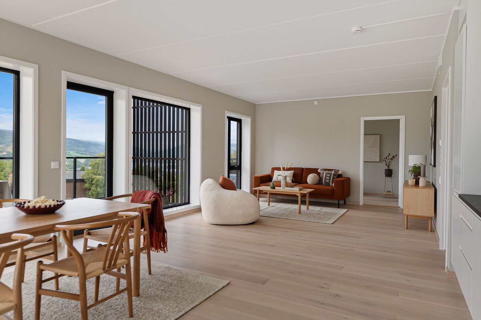 Veggene i leiligehten er malt i fagen Washed Linen. Galleribilde