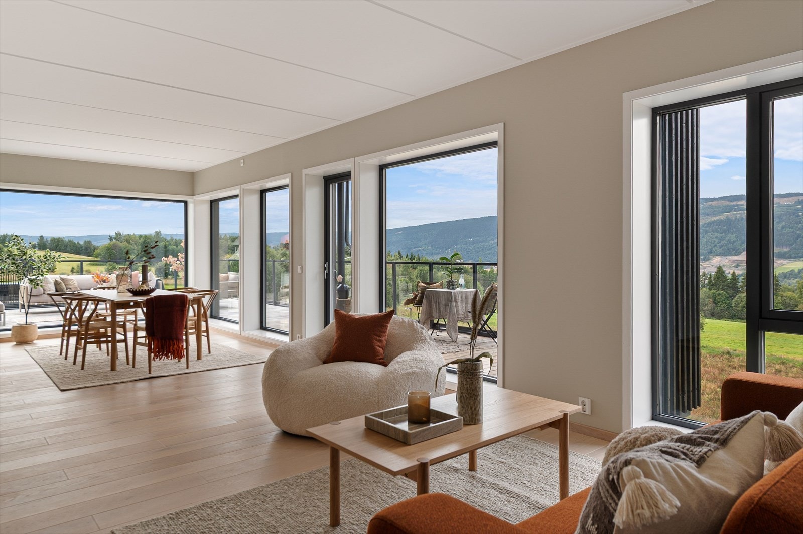 Gulvene har eikeparkett og vannbåren gulvvarme som oppvarming. Galleribilde