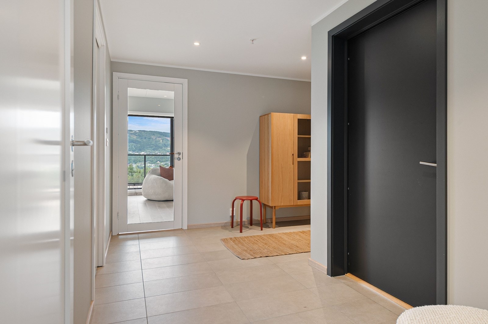 Gangen er romslig og har plass til oppbevaringsmøbler. Galleribilde