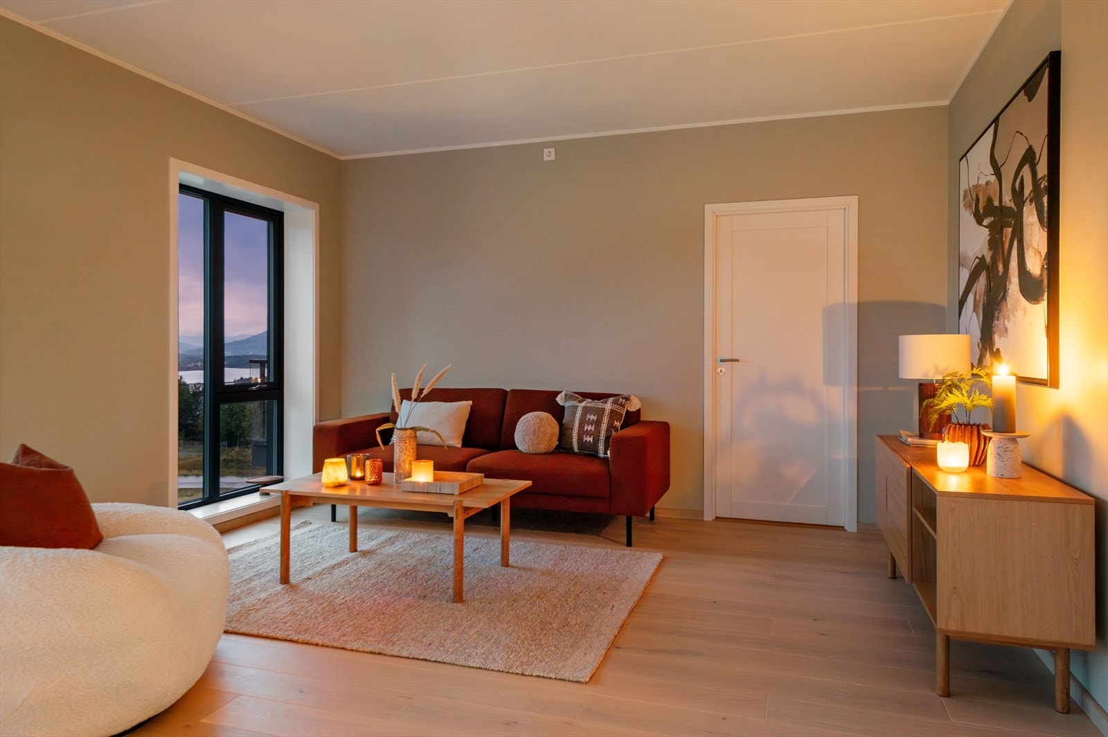 Stuen ligger i åpen løsning til kjøkken. Galleribilde