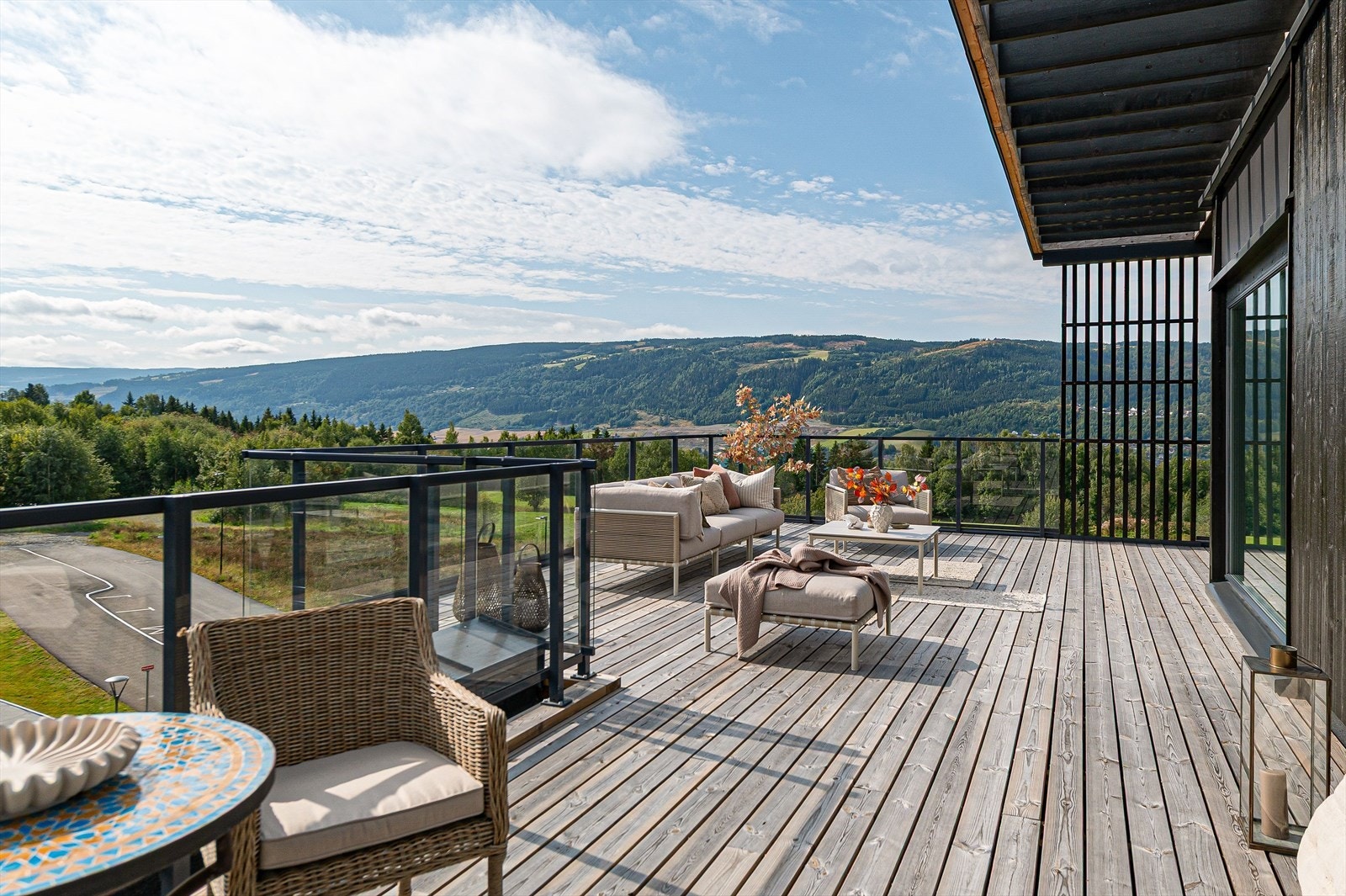 Terrassen vender både mot sør og vest. Her er solforholdene optimale. Galleribilde