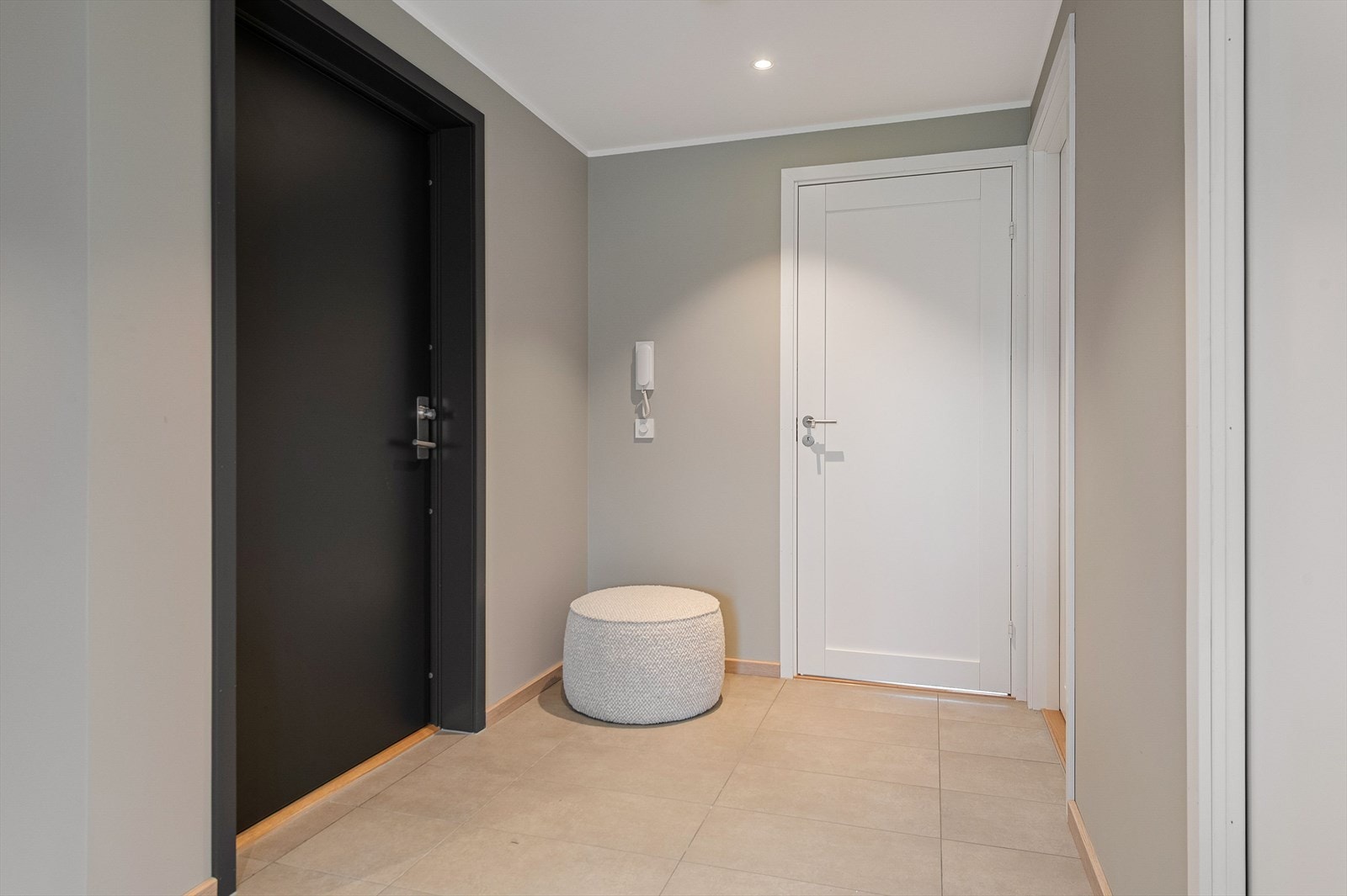 Gang med flislagt gulv. Galleribilde