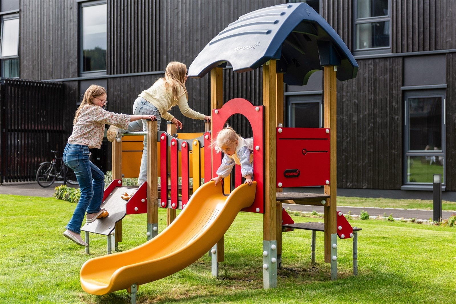 Lekeplass for de minste og flere sittegrupper hvor man kan slå av en prat og nyte en kaffekopp. Galleribilde