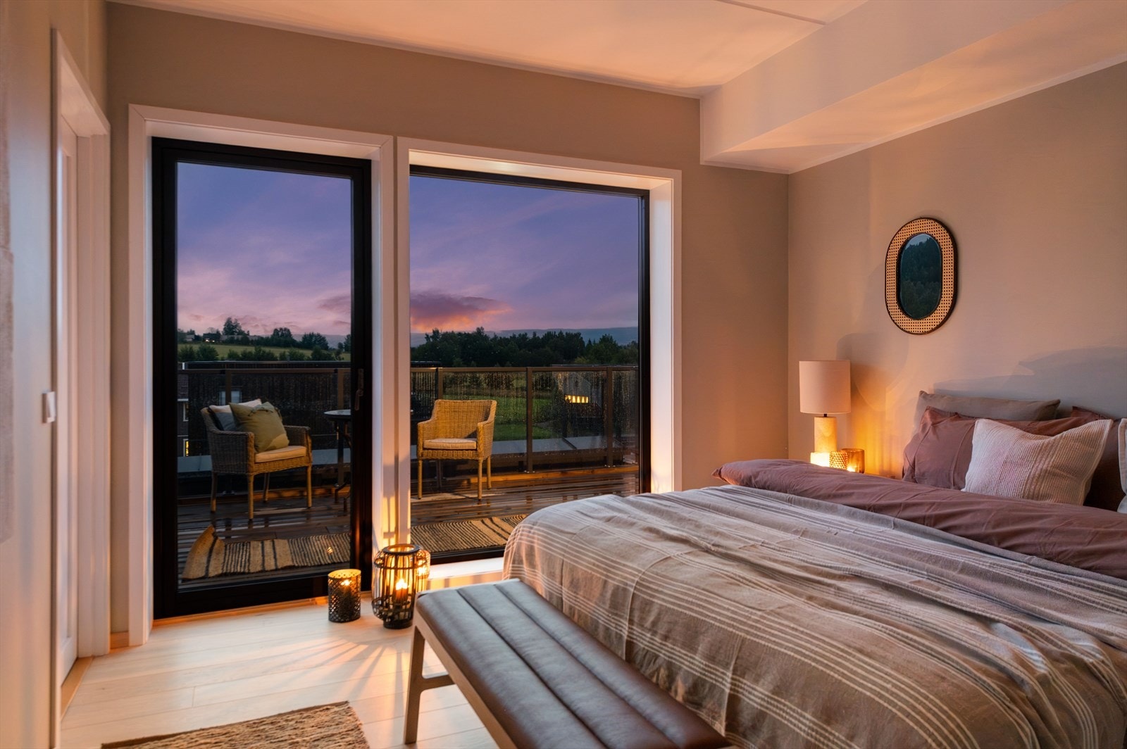 Hovedsoverom med utgang til terrasse. Galleribilde