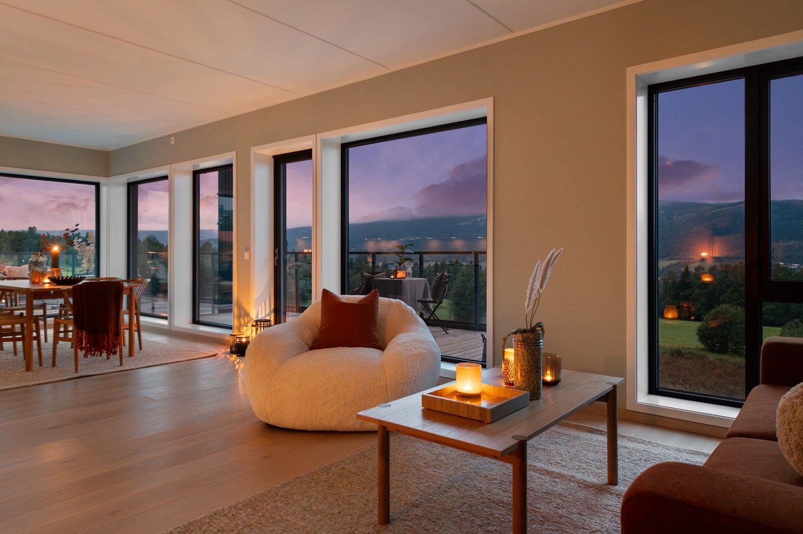 Stue og kjøkken i åpen løsning med utgang til vest og sørvendt terrasse. Galleribilde