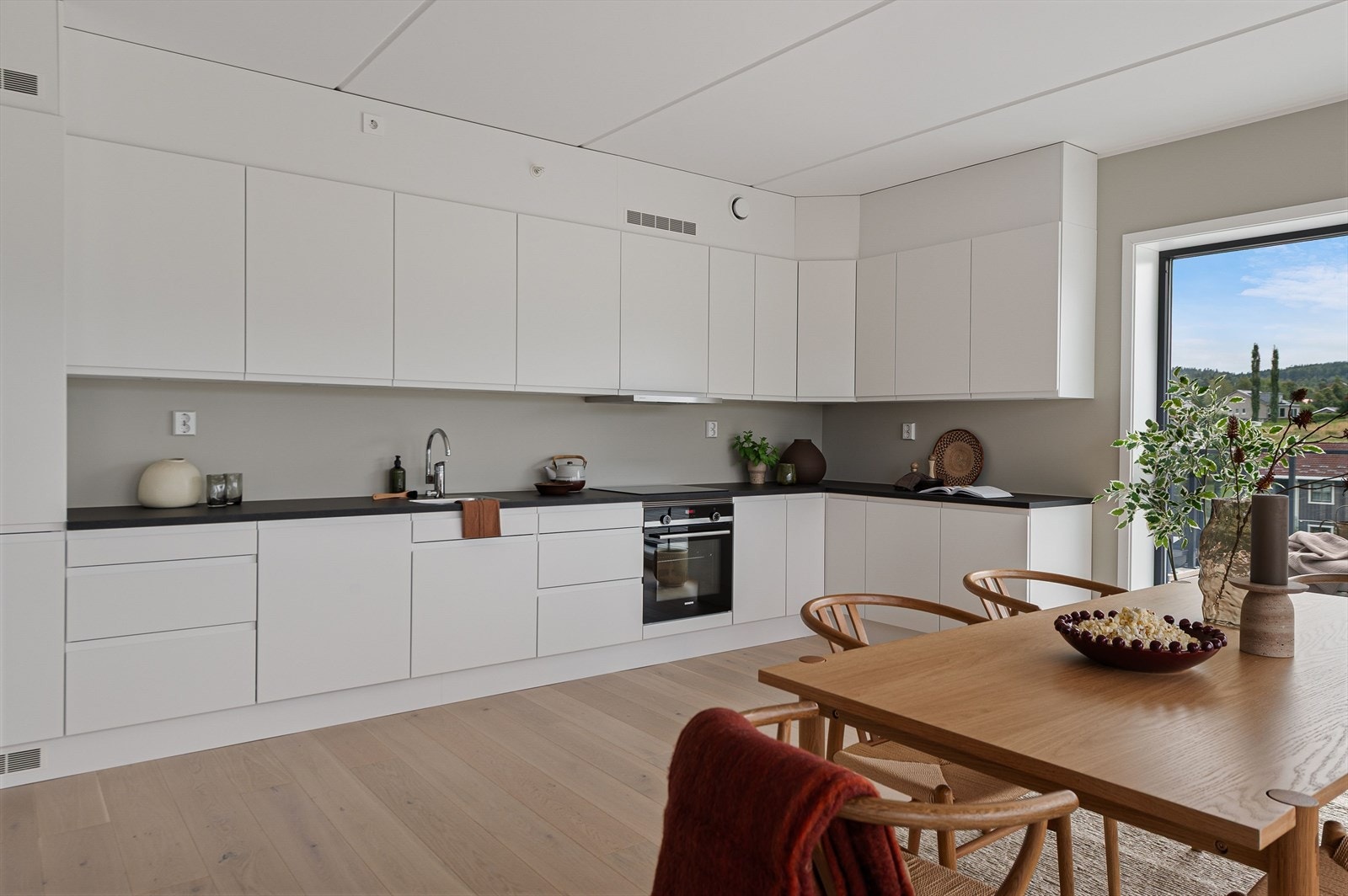 Innholdsrikt kjøkken med rikelig skap- og benkeplass. Galleribilde