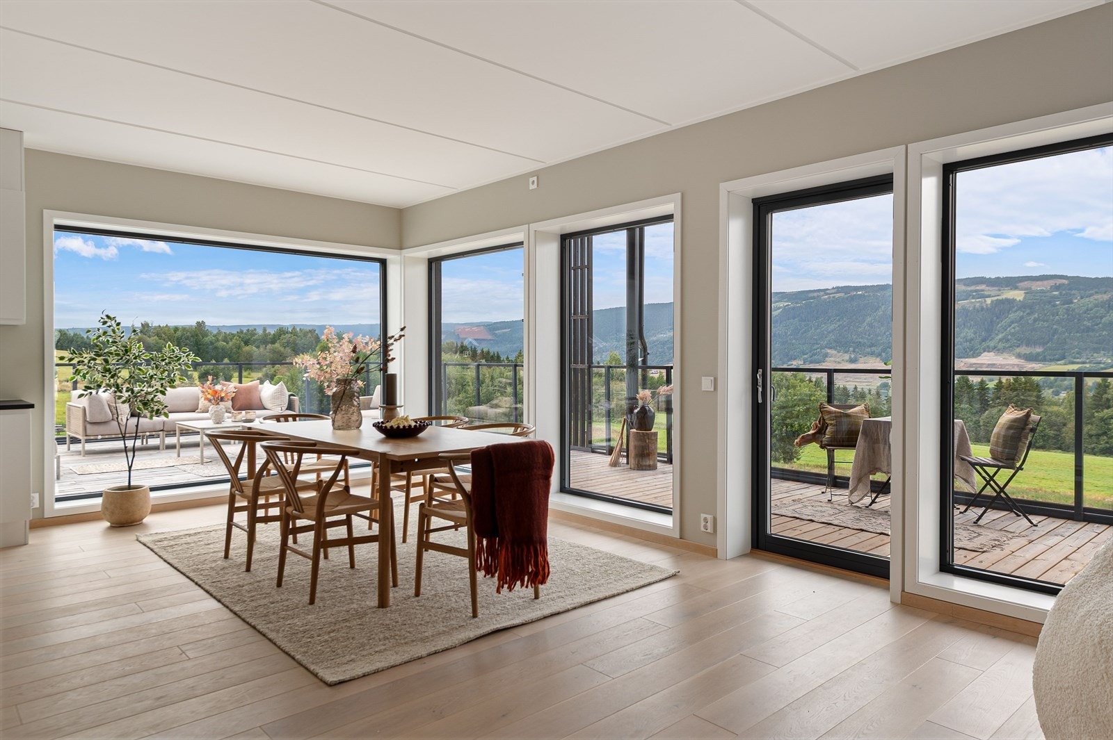 Store vindusflater som slipper inn rikelig med naturlig lys i rommet. Galleribilde