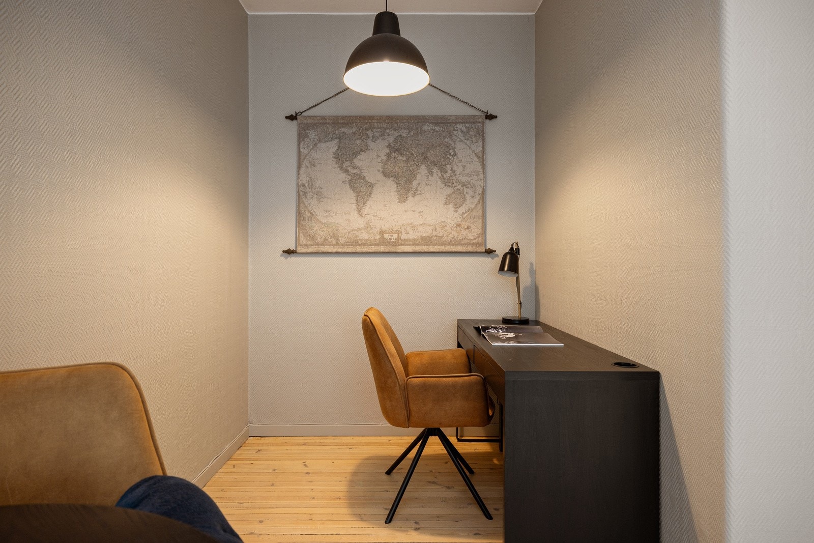 Den innerste delen av rommet er utnyttet som en praktisk arbeidskrok, perfekt for skrivebord og kontorarbeid. Galleribilde