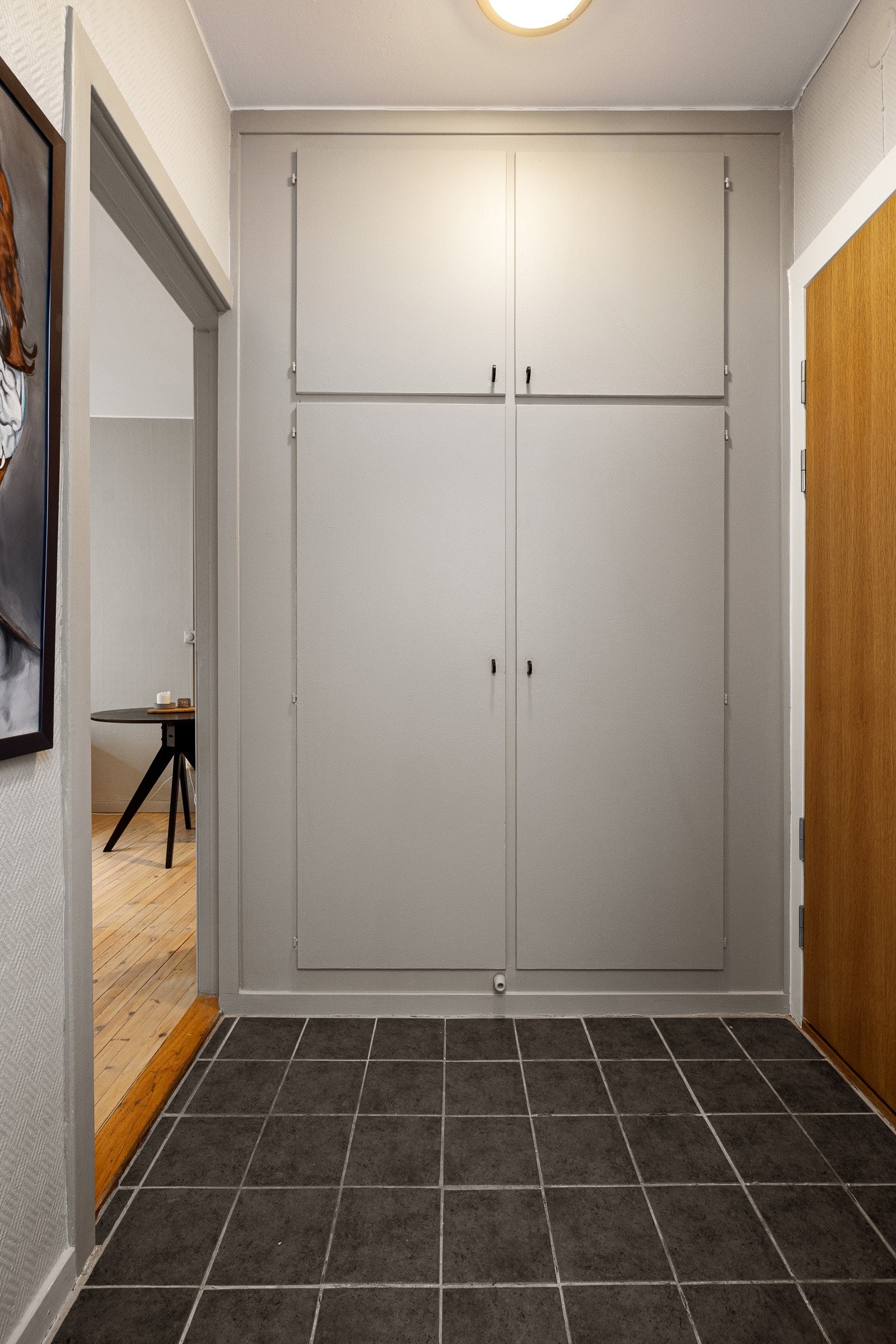 Her finner du innebygd garderobeskap med god plass til yttertøy, samt plass til andre oppbevaringsløsninger. Galleribilde