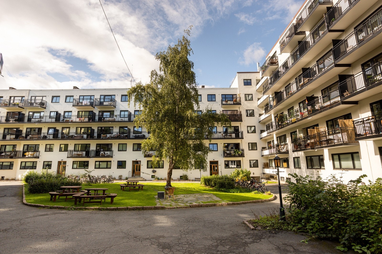 Hyggelig og opparbeidet fellesområde med sittegrupper, beplantning og gangstier. Galleribilde