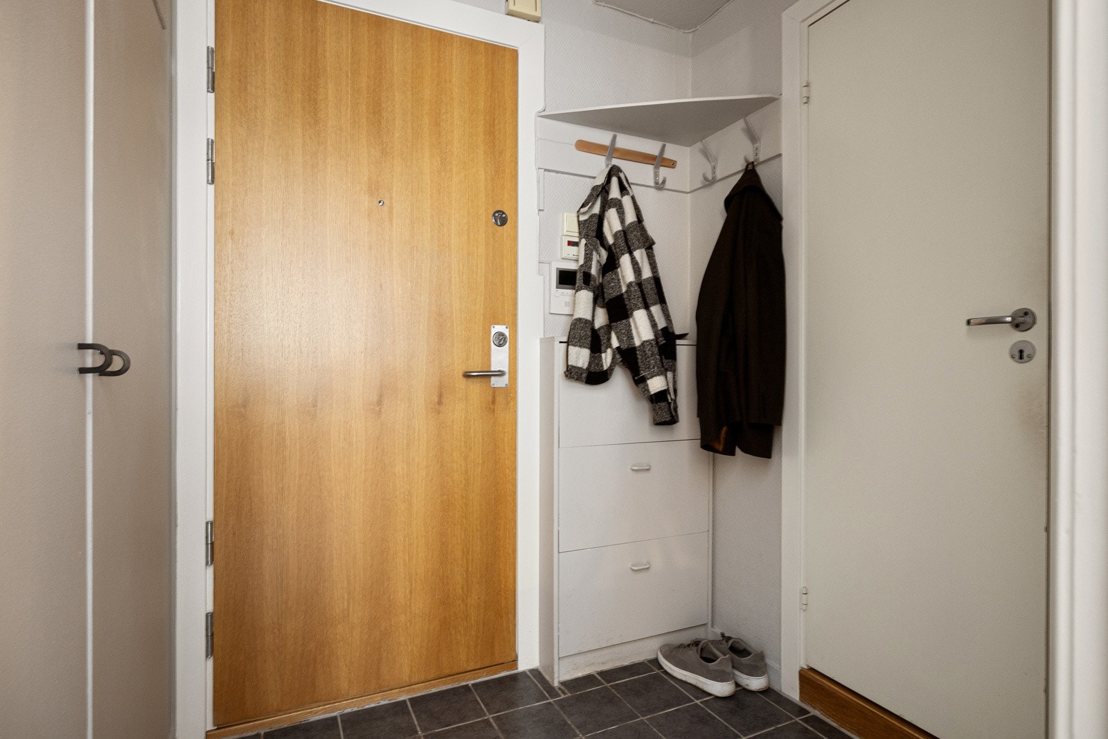 Når du kommer inn i leiligheten blir du møtt av en lys entré som gir et godt førsteinntrykk. Galleribilde