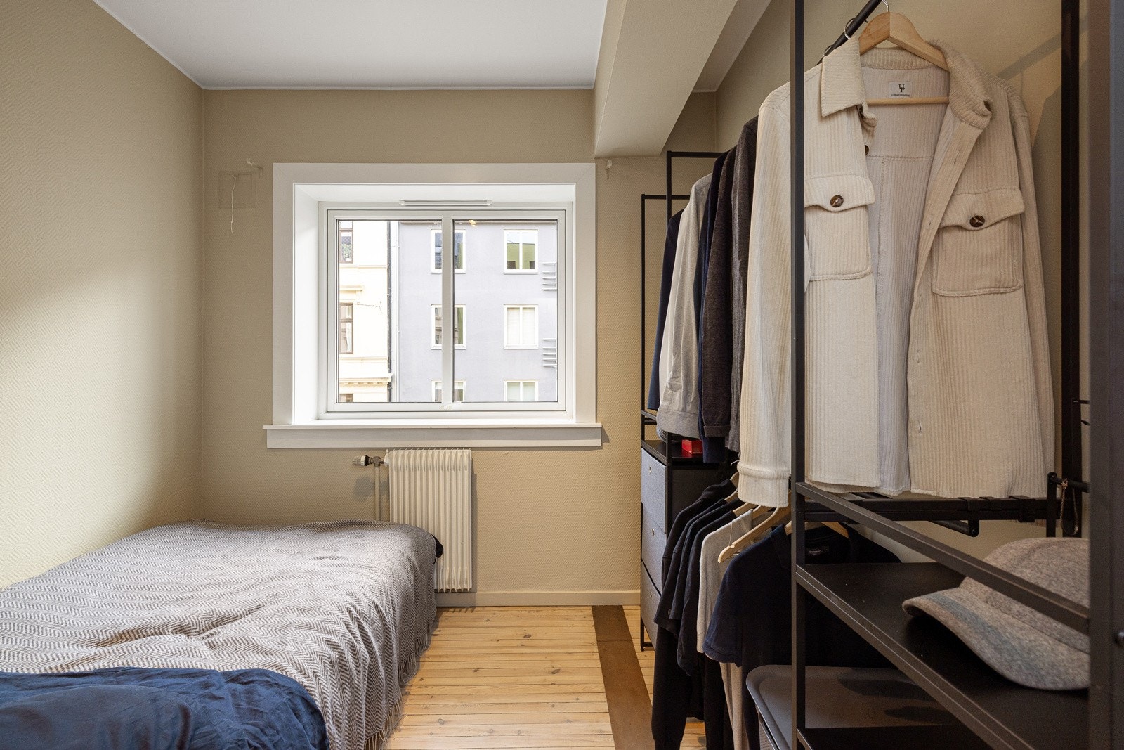 Leiligheten har et soverom som vender mot trafikkstille gate. Galleribilde