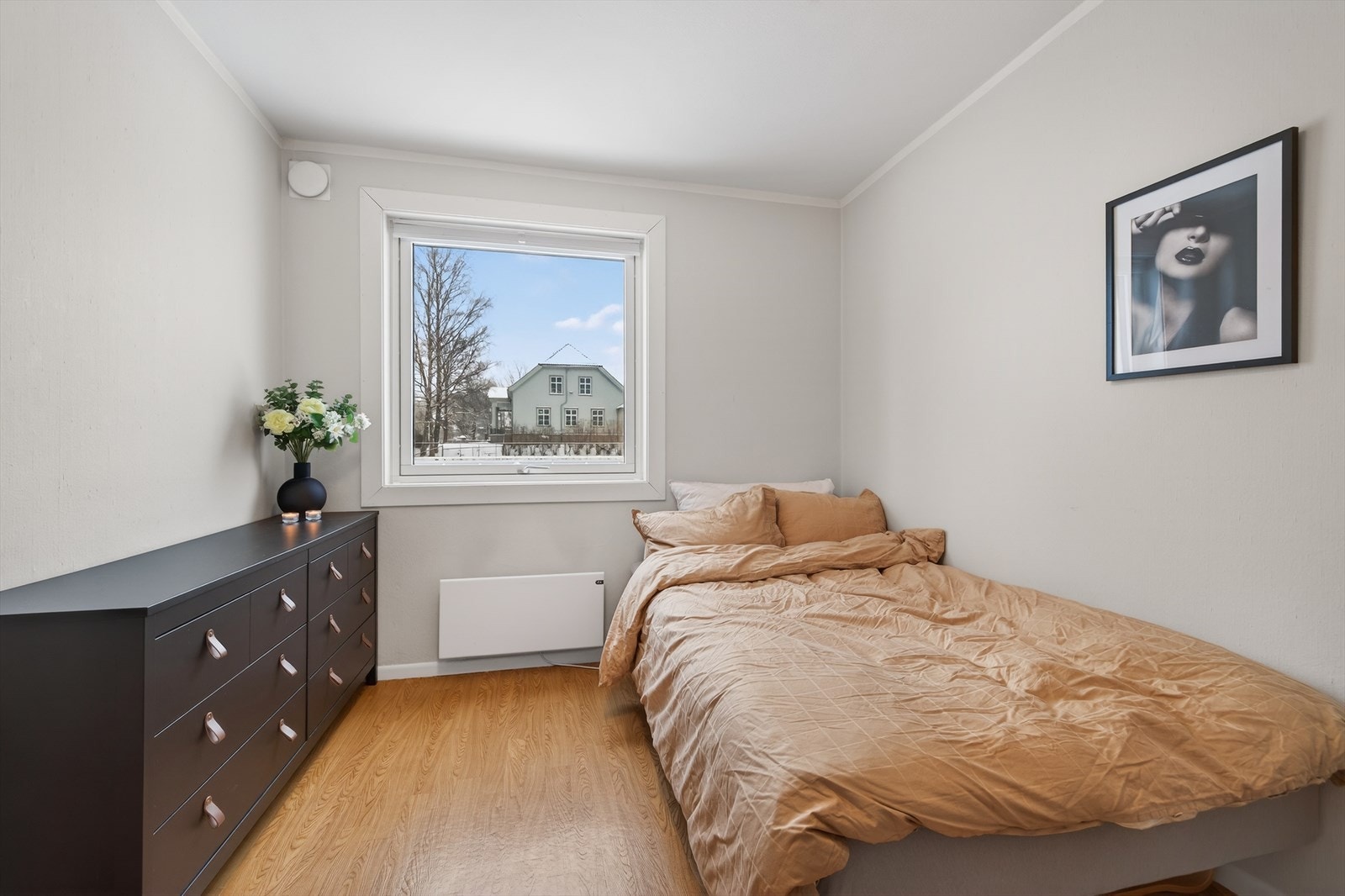 Soverom 2 har rom for seng, skrivepult og garderobeskap. Galleribilde