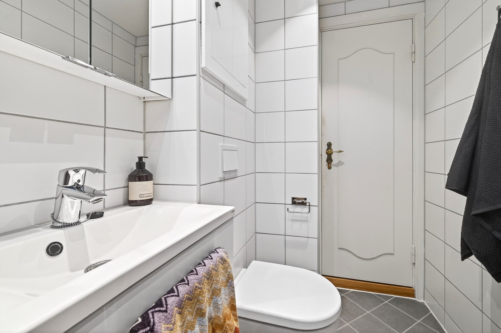 Pent innredet, flislagt bad med varmekabler i gulv. Galleribilde