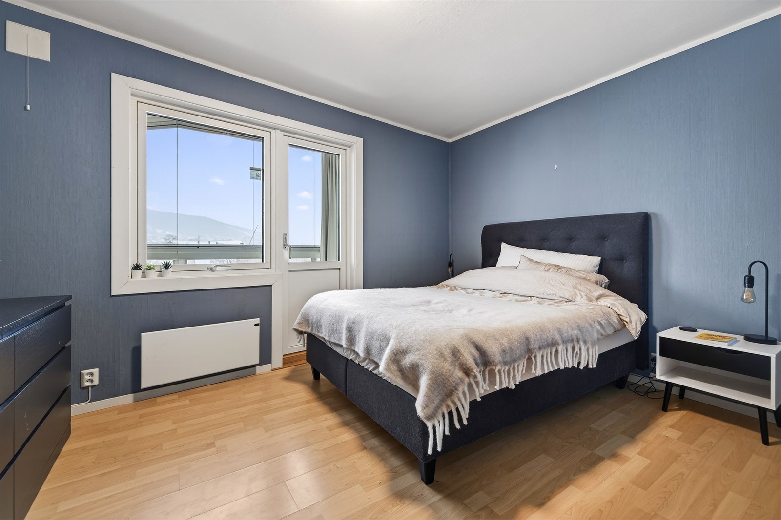 Hovedsoverommet er malt i en delikat blåtone, som skaper en behagelig atmosfære. Galleribilde