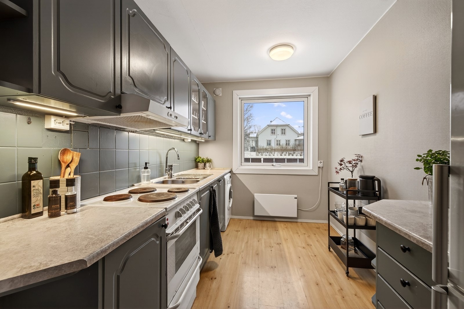 Innredning er malt i senere tid og benkeplaten er foliert. Galleribilde