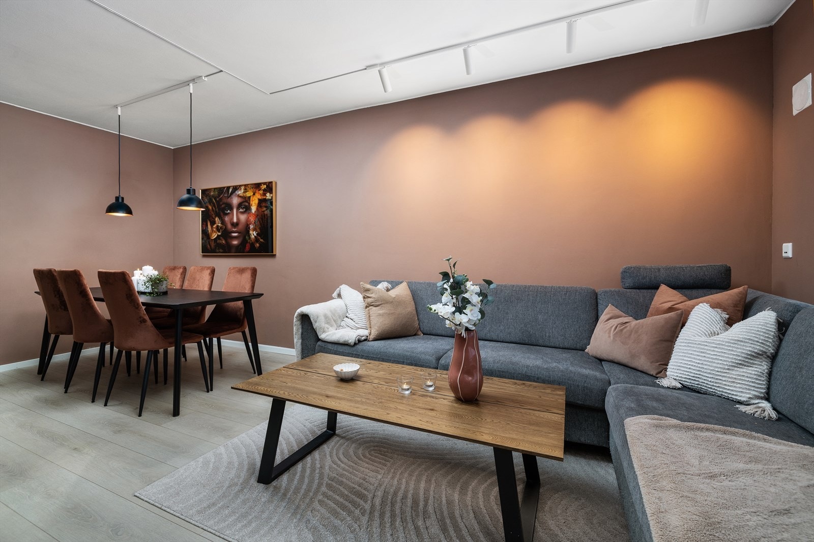 Leiligheten har en gjennomgående fin standard, med lune farge- og materialvalg. Galleribilde