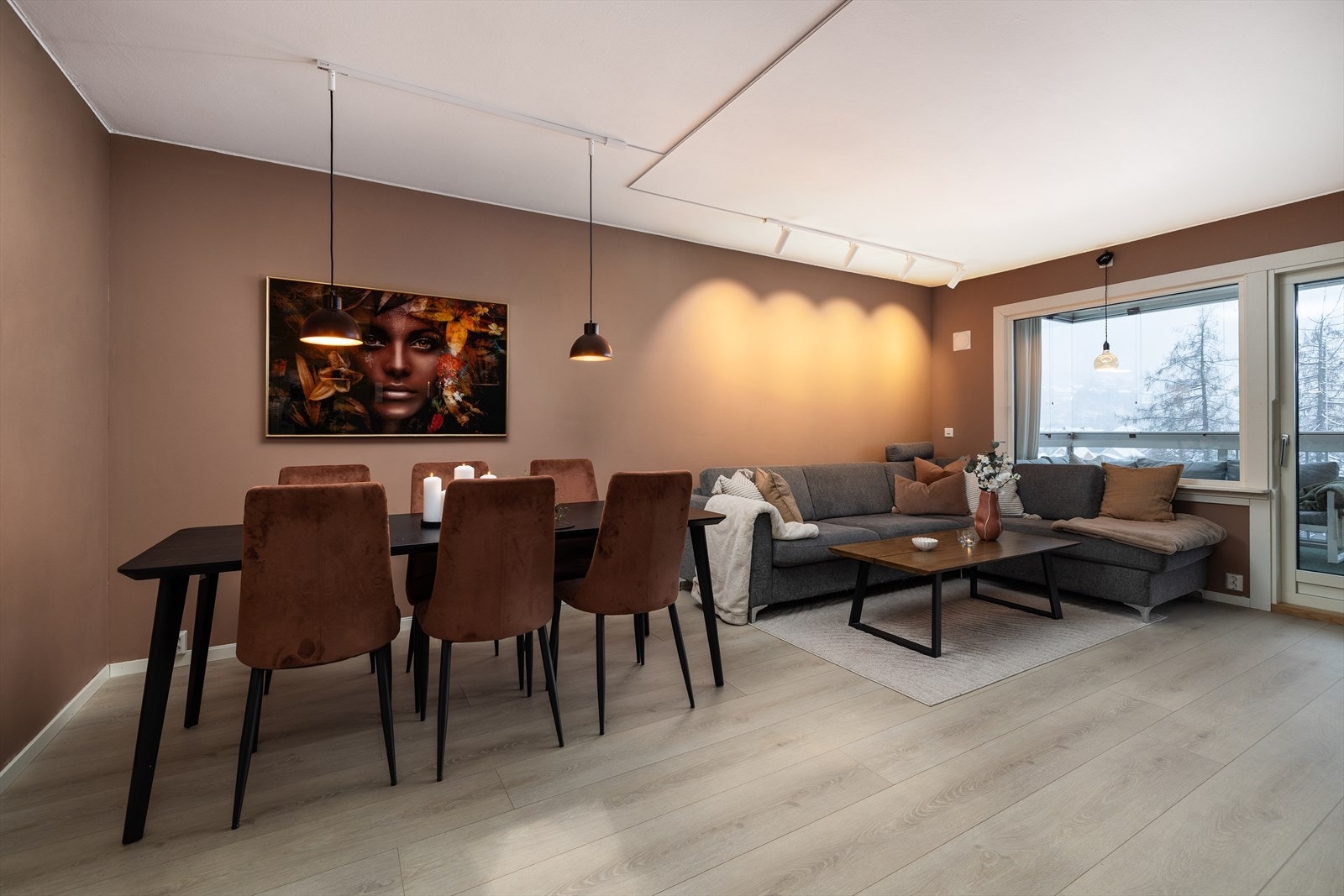 Stuen byr på mange møbleringsmuligheter og er adskilt fra kjøkkenet. Galleribilde