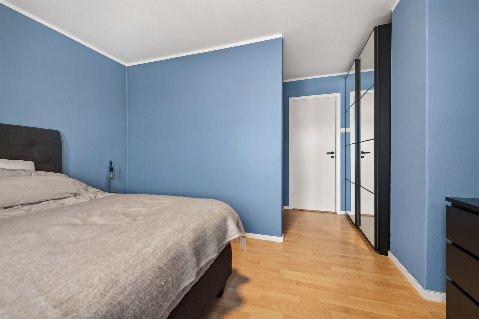 Rommet har god plass til dobbeltseng med tilhørende nattbord og garderobeløsning. Galleribilde