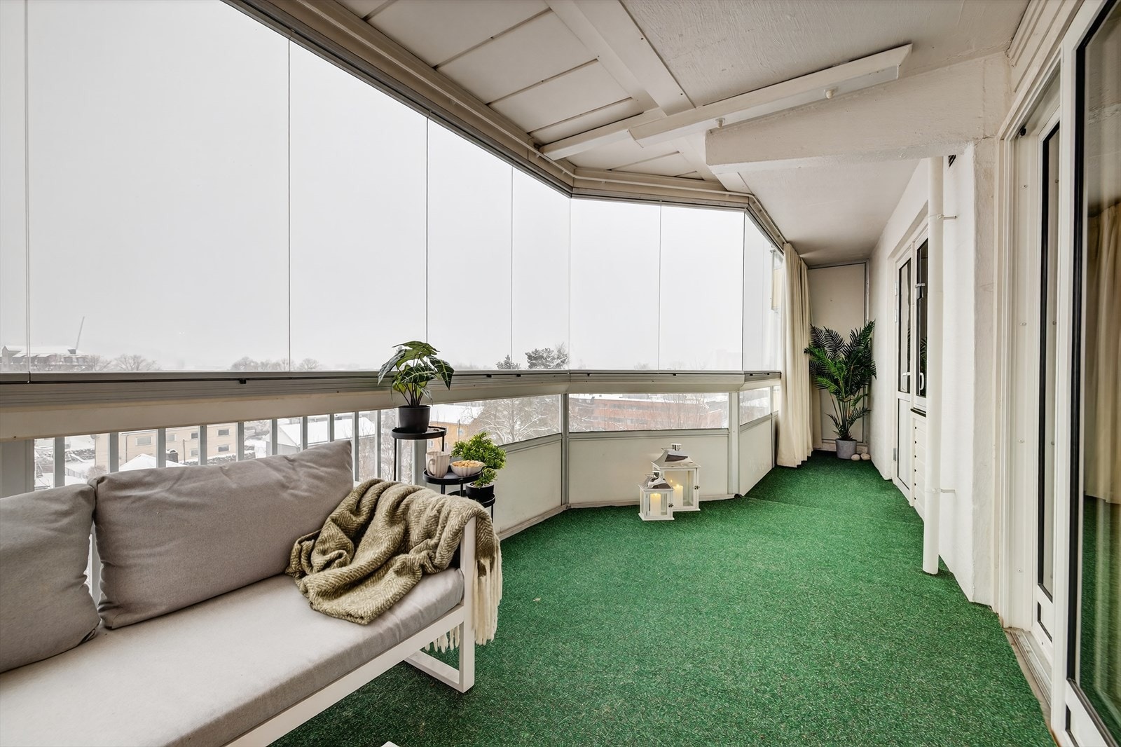 Fra stuen kan du gå ut på en stor innglasset balkong. Galleribilde